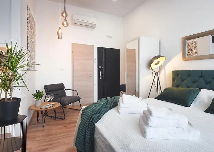 Emi Luxury Apartahotel