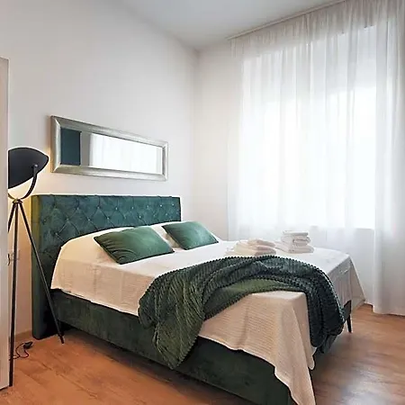 Aparthotel Emi Luxury 4*