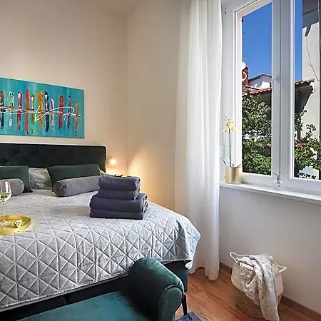 Emi Luxury Pula