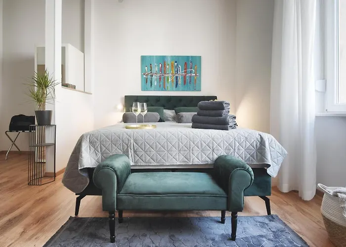 Emi Luxury Pula