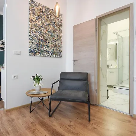 Emi Luxury Pula