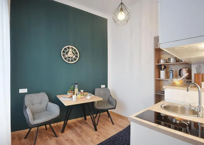 Emi Luxury 4* Пула